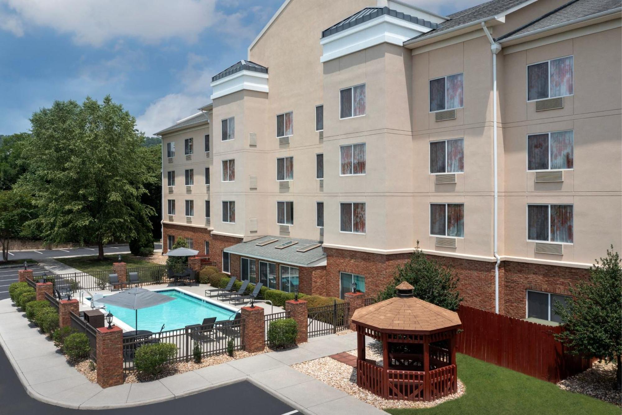 Fairfield Inn & Suites Roanoke Hollins/I-81 Exterior photo